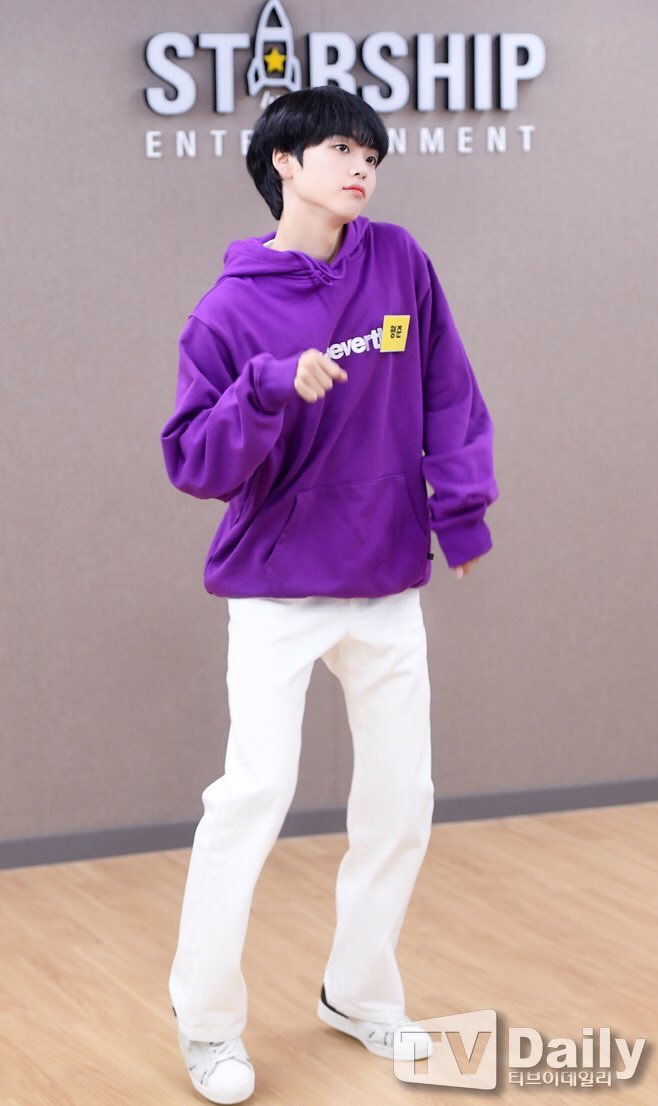 이렇게 통 넓은 백바지를 입어도 마른 애들은 말라보이는구나.. | 인스티즈