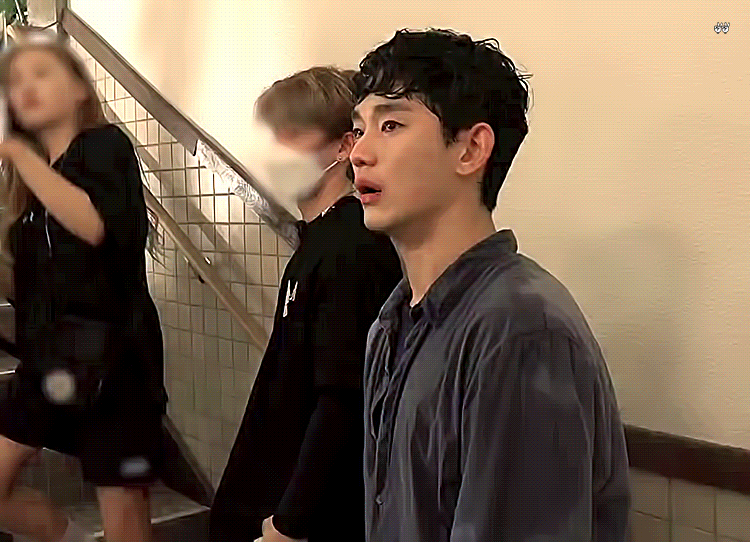 김수현 곱슬 쩐다 | 인스티즈