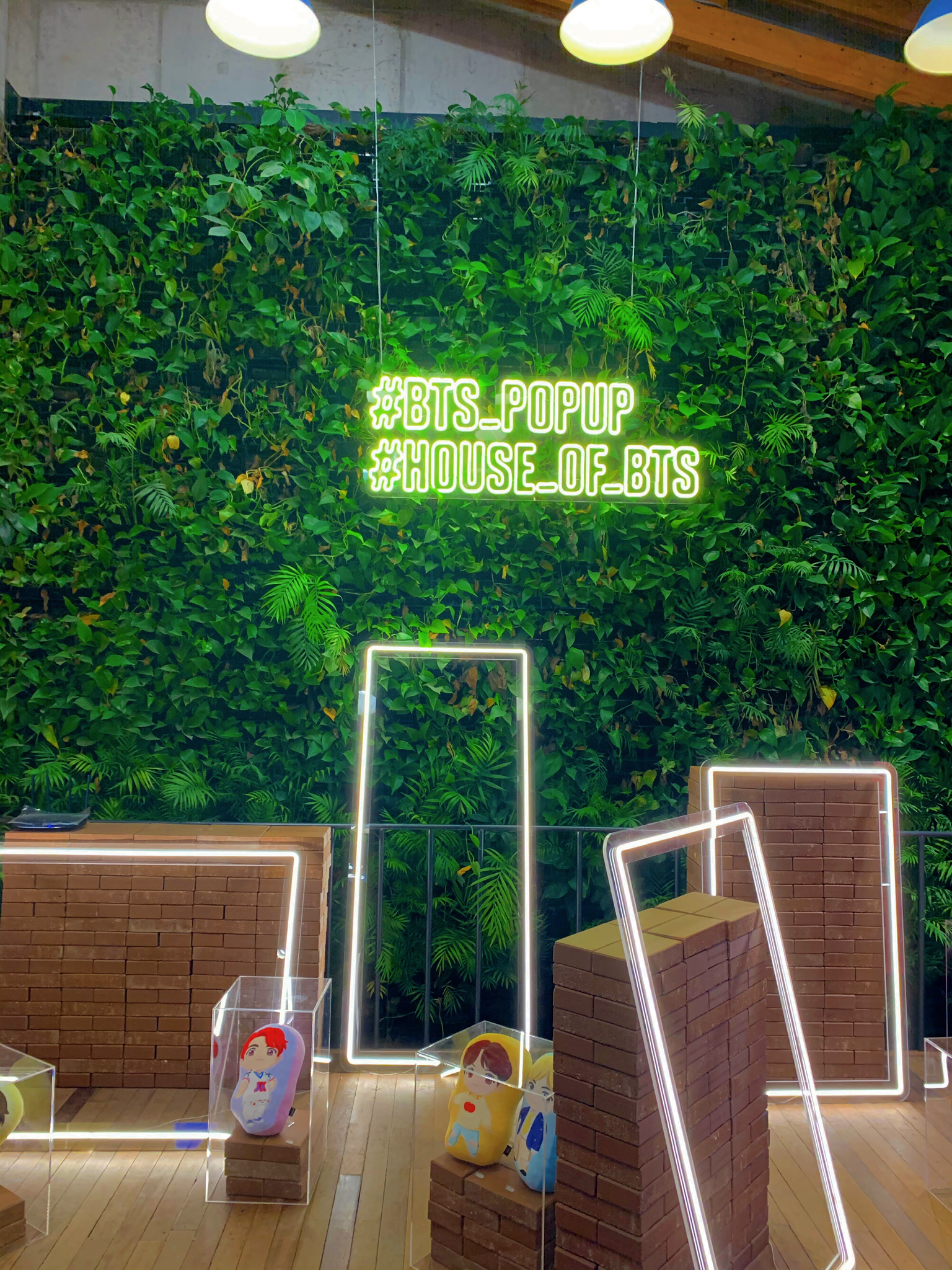 전에 친구랑 방탄소년단분들 팝업스토어 가서 찍은 사진 | 인스티즈