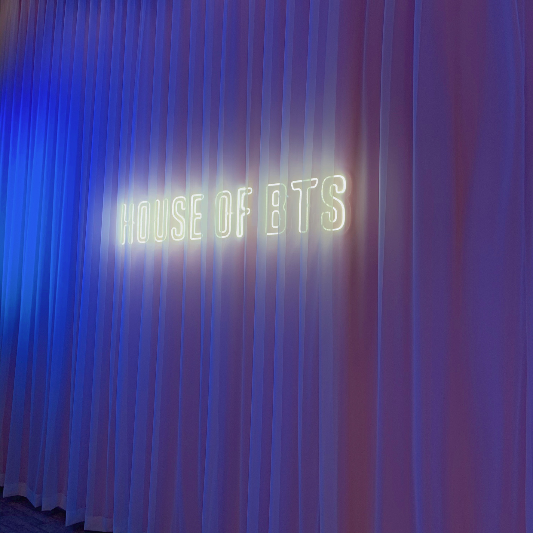 전에 친구랑 방탄소년단분들 팝업스토어 가서 찍은 사진 | 인스티즈