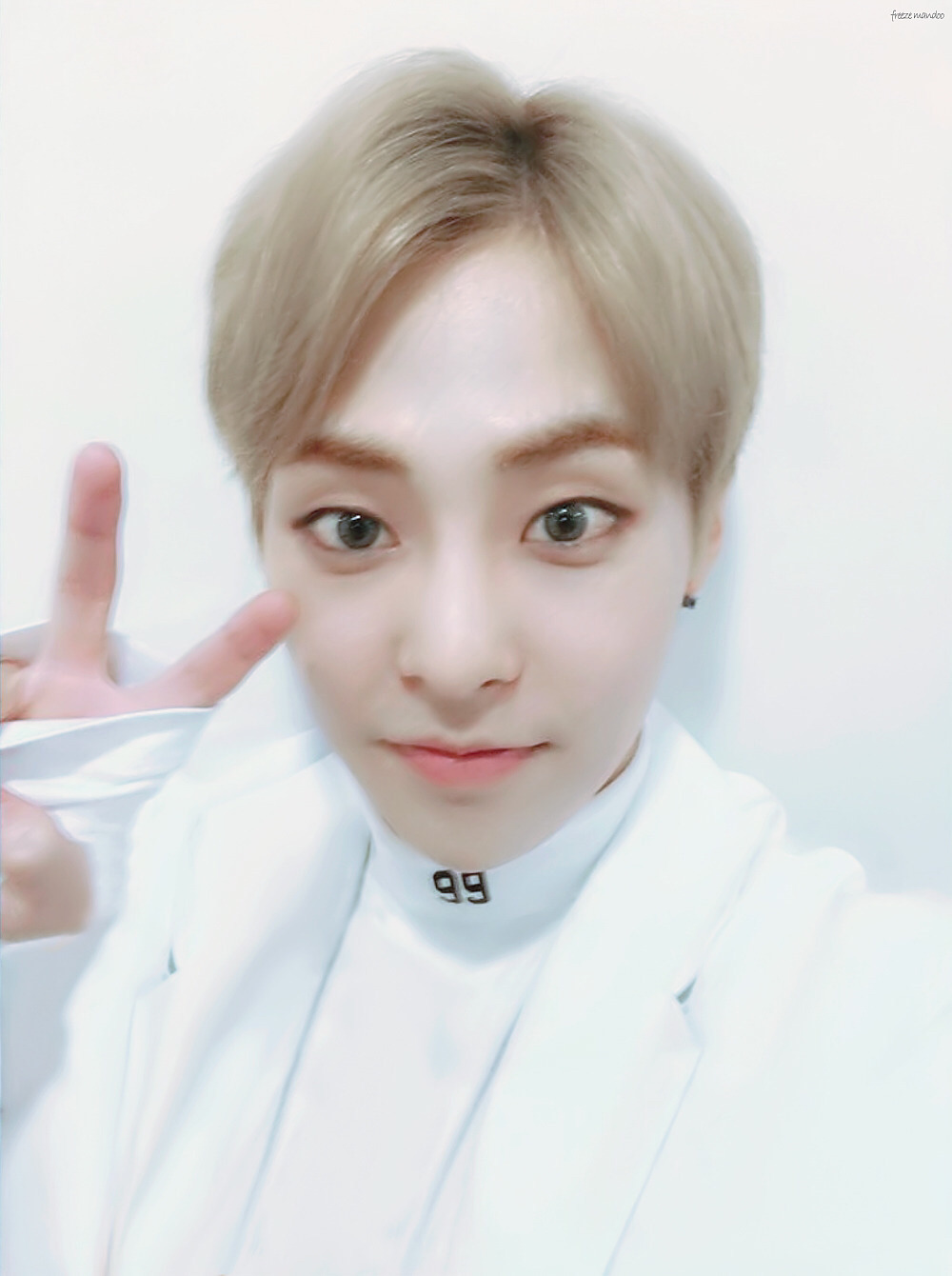 시우민 셀카 사진 보는데 | 인스티즈