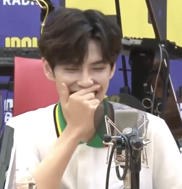 [잡담] 원필 웃는 포즈(?) 넘 웃겨 | 인스티즈