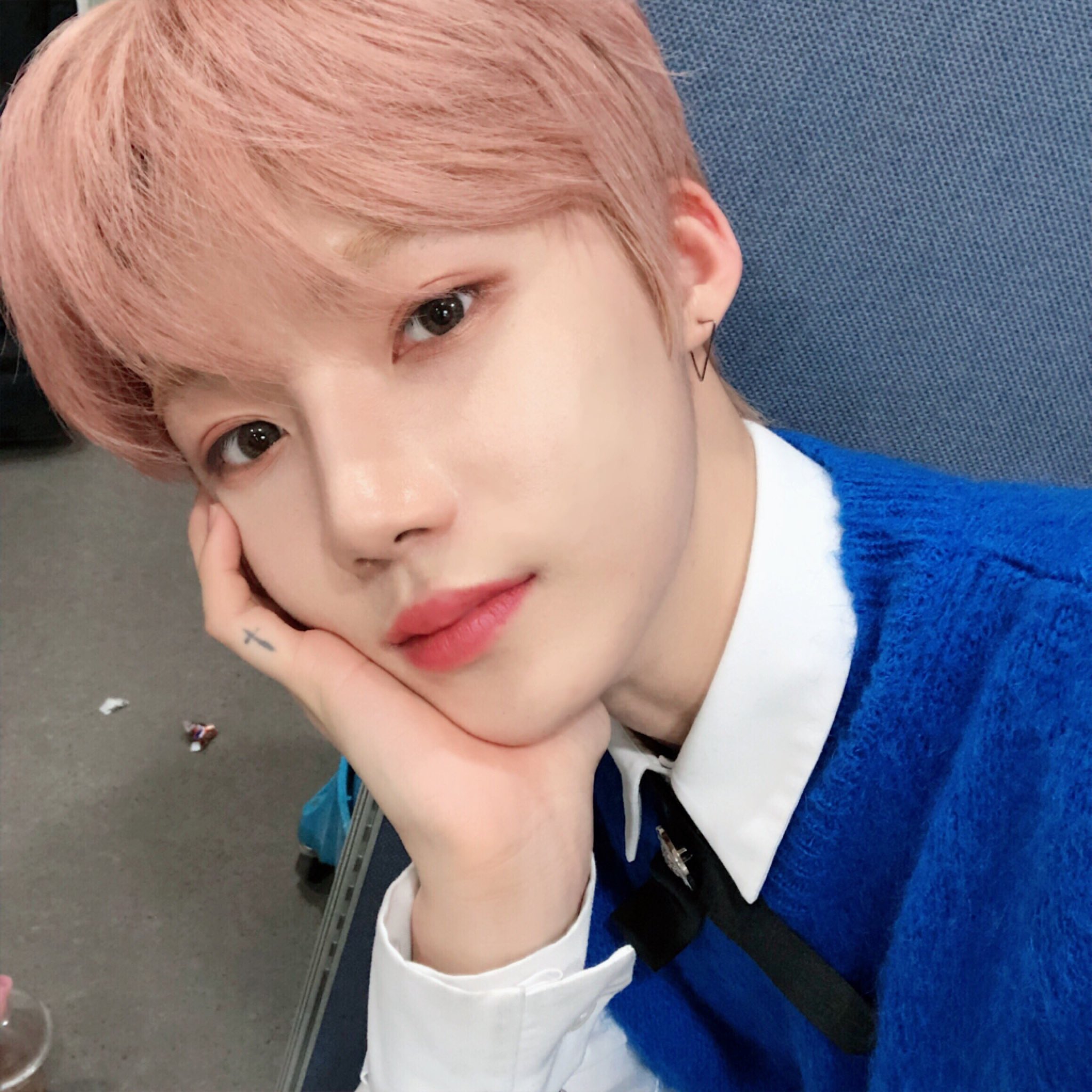 더보이즈 뉴 십자가타투 넘 예뻐.. 완전 처돌이야 나 | 인스티즈