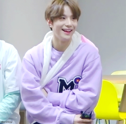 나 요즘 엔시티 정우 찾아보는데 마크가 정우 보고 강아지 같이 귀여울때가 있다 그래서 | 인스티즈