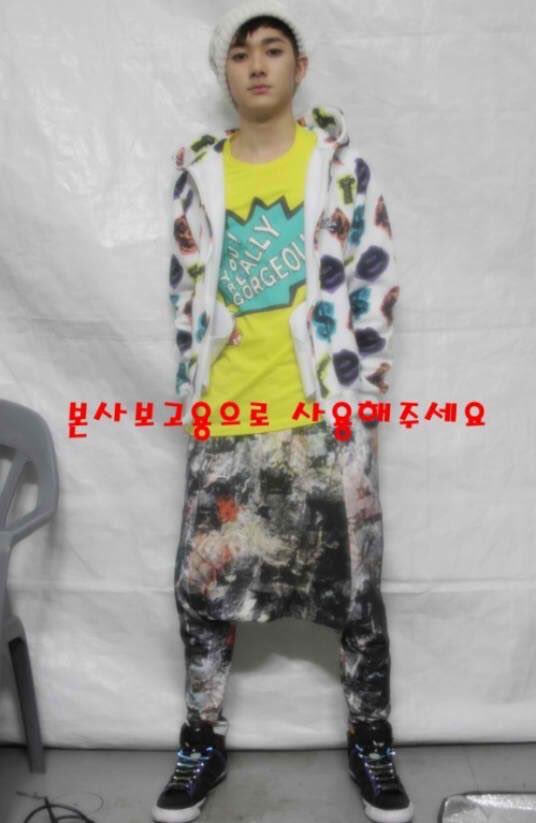 뉴이스트 아론 곰팡이 바지 | 인스티즈