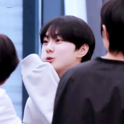 아이랜드 고양이 한 마리랑 에어컨 광고찍는 피겨왕자 볼 솨람~!~!🙋 | 인스티즈