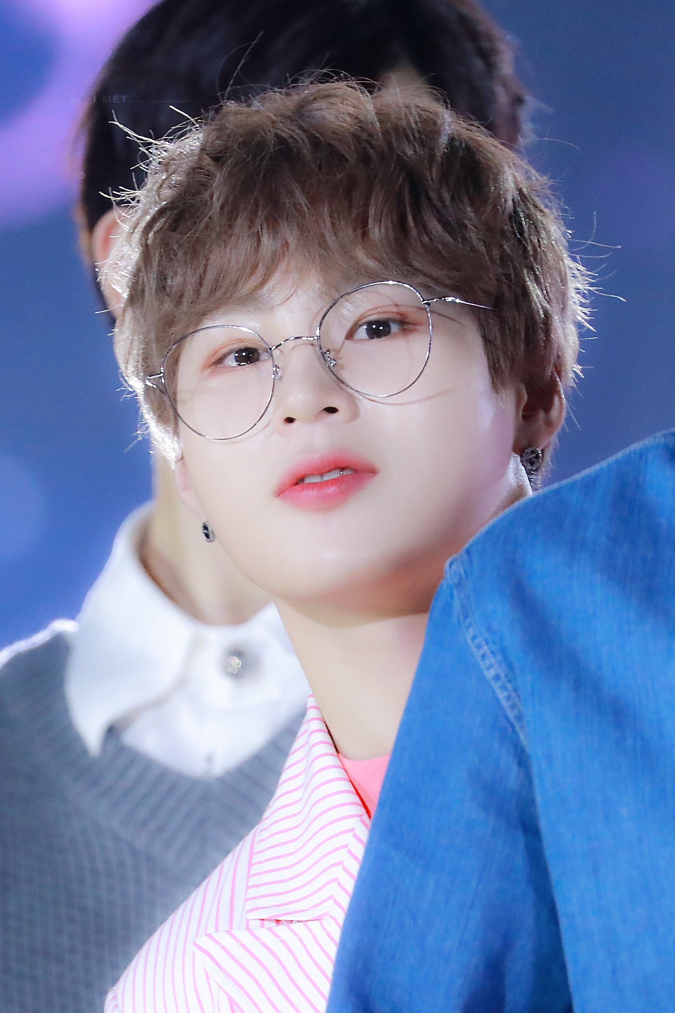 하성운 안경쓰면 뭔가 옴팡이같아... | 인스티즈