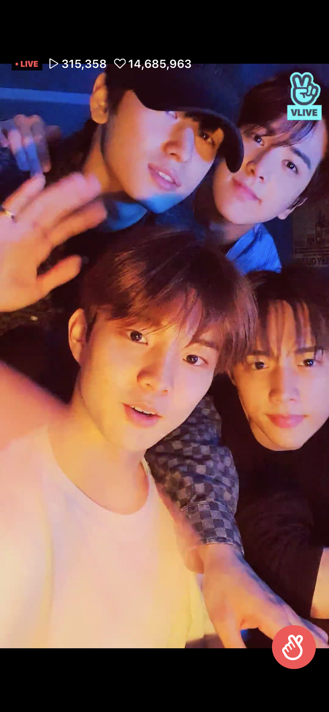 더보이즈 브이앱 하면 쫌쫌따리 한 명씩 들어오는거 넘 귀엽고 | 인스티즈