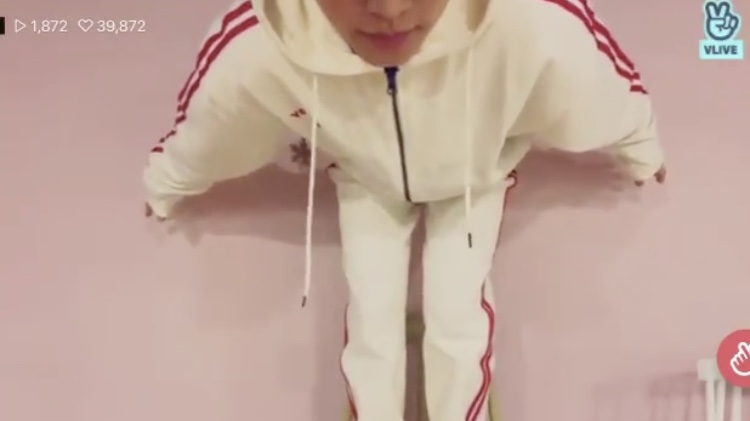 자기 옷 세트로 입었다고 의자 올라가서 자랑하는 아이돌.. | 인스티즈