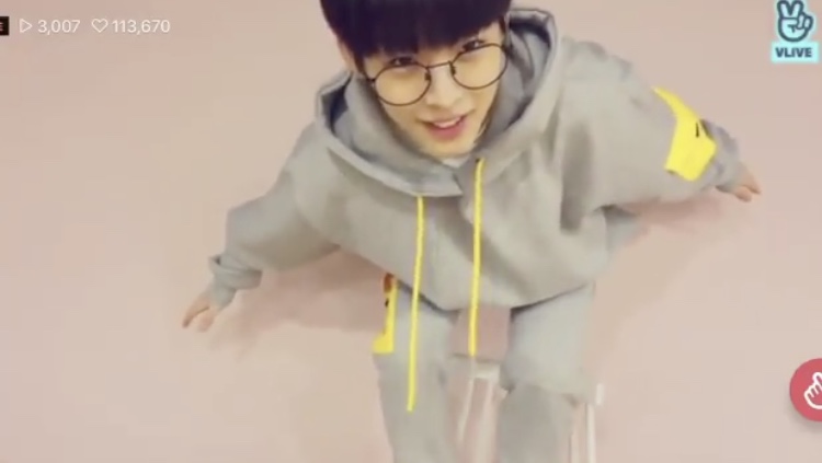 자기 옷 세트로 입었다고 의자 올라가서 자랑하는 아이돌.. | 인스티즈