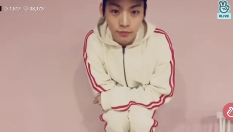 자기 옷 세트로 입었다고 의자 올라가서 자랑하는 아이돌.. | 인스티즈