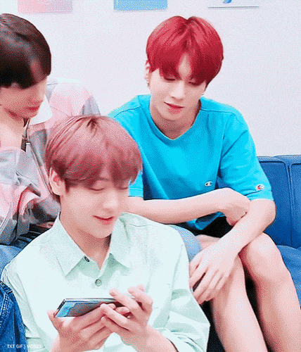 이 짤 왤케 귀엽냨ㅋㅋㅋㅋㅋㅋㅋㅋㅋㅋㅋㅋㅋㅋ팬들이 오오다리근육 이러니까 부끄러워서 형아 옷으로 가리는거임 | 인스티즈