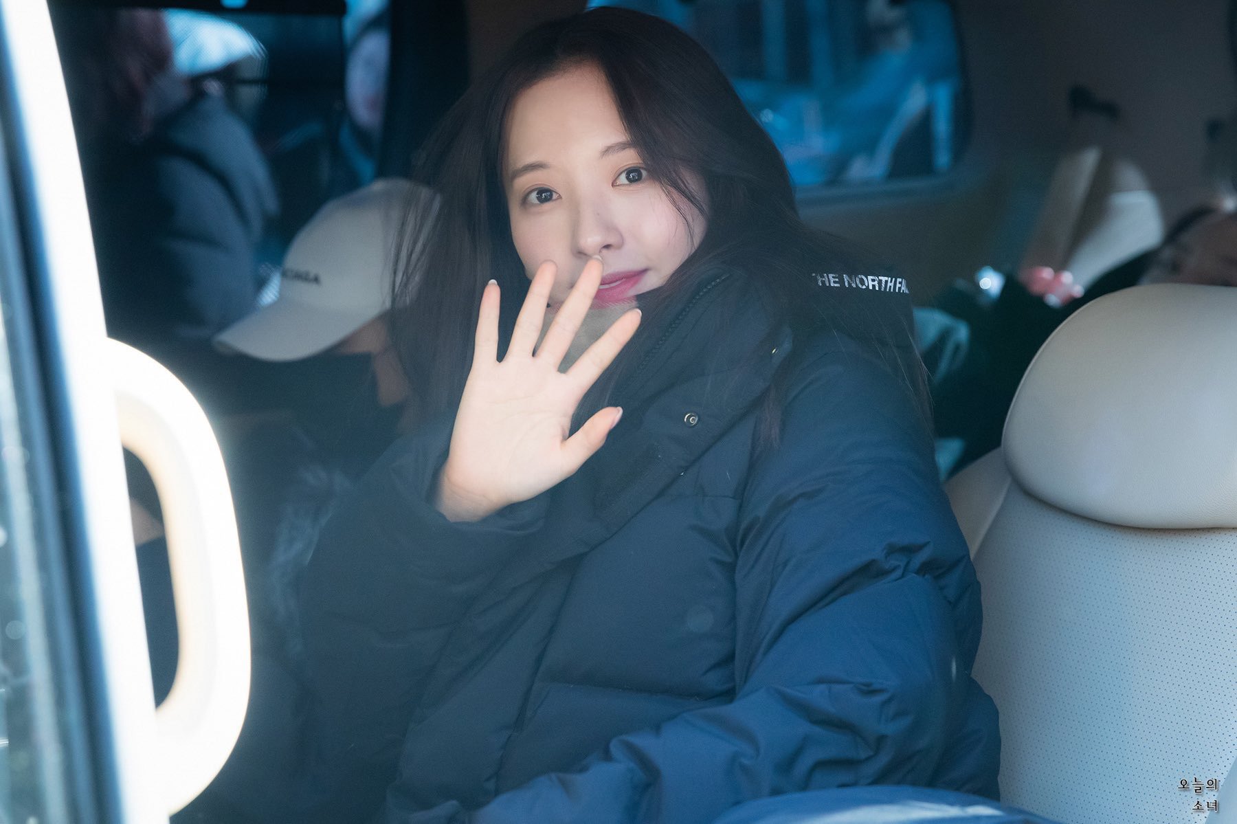 오늘도 우주소녀 손인사로 시작하는 즐거운..하루.......꧁⍤⃝꧂ | 인스티즈