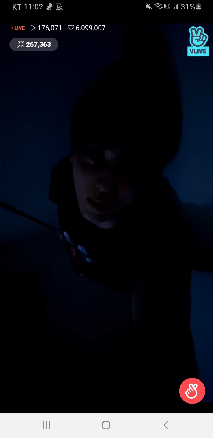 [OnAir] 황민현 팬들이 끊긴다니까 와이파이존으로이동하는데ㅋㅋ | 인스티즈