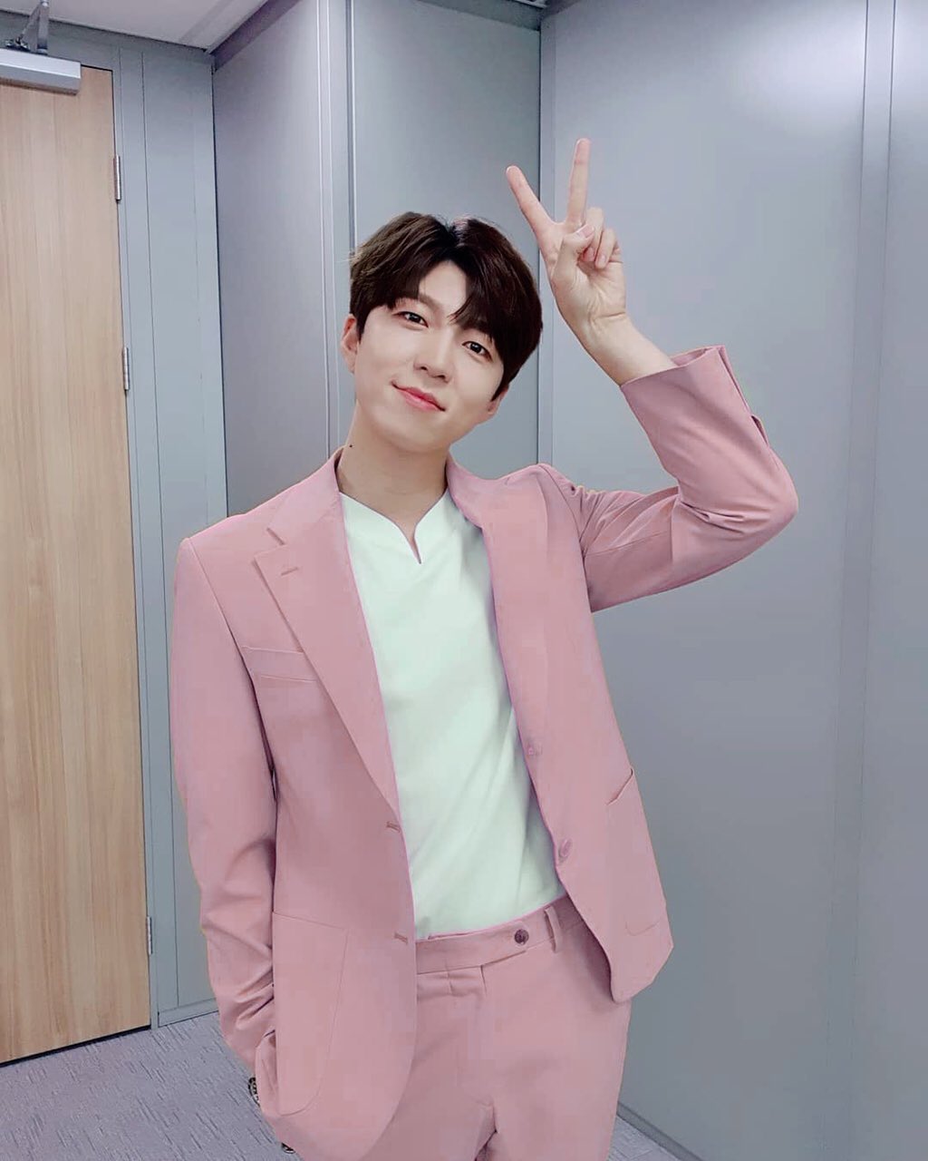 수현 oppa 핑크정장 합성한건데 너무 잘어울리네..... | 인스티즈