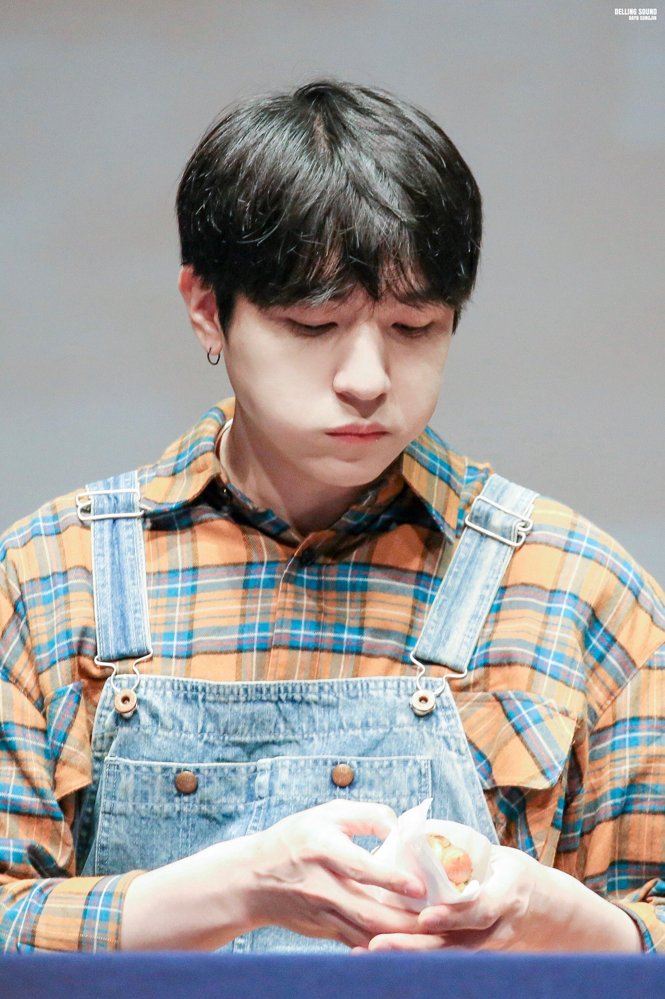 세계 최초 팬싸에서 자기 먹으려고 둔 핫도그 팬한테 주는 아이돌 | 인스티즈