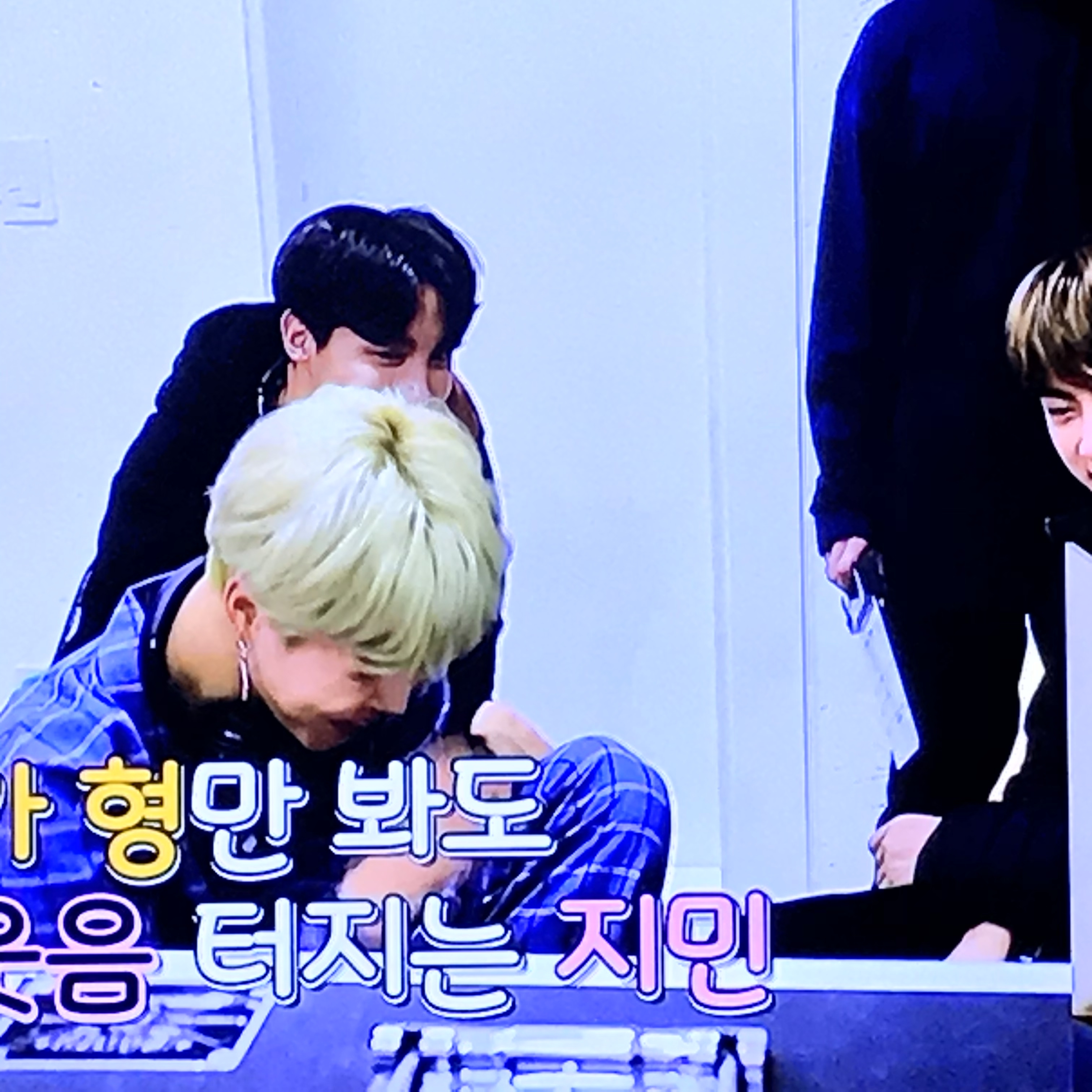 달방에 지민 귀걸이 정보 아시는분 있나요?ㅜ | 인스티즈