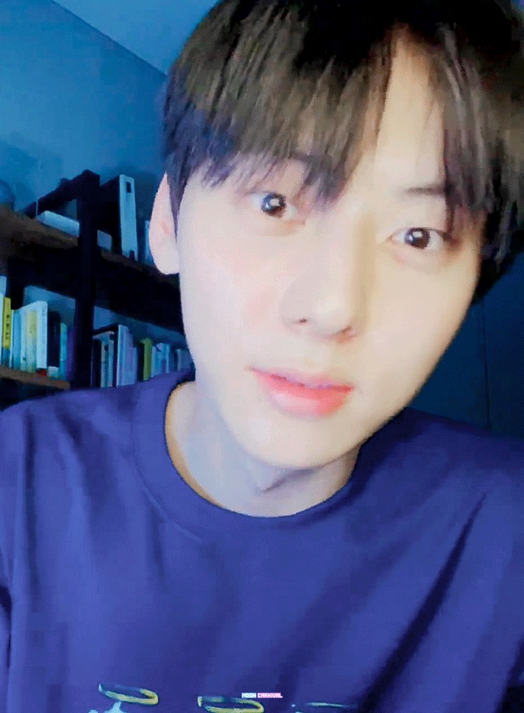 황민현 진짜 개귀여워 씩씩한 가래떡 | 인스티즈