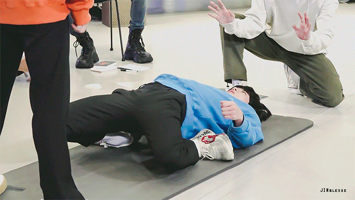 방탄 진 대체 이거 어디에 힘을 주고 일어나는거얔ㅋㅋㅋㅋㅋㅋㅋ | 인스티즈