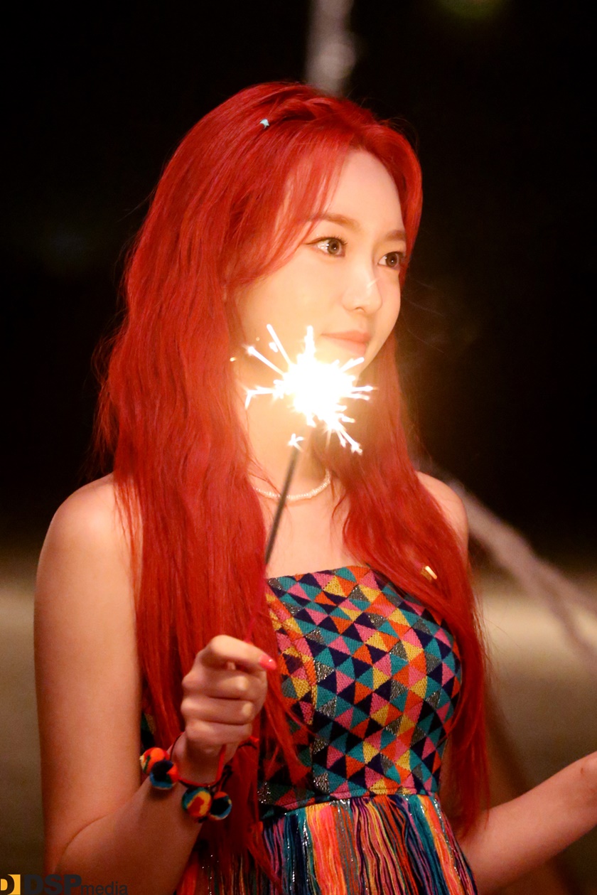 에이프릴 예나 주황색 머리도 이뻤는데 빨강도 잘어울린다 | 인스티즈