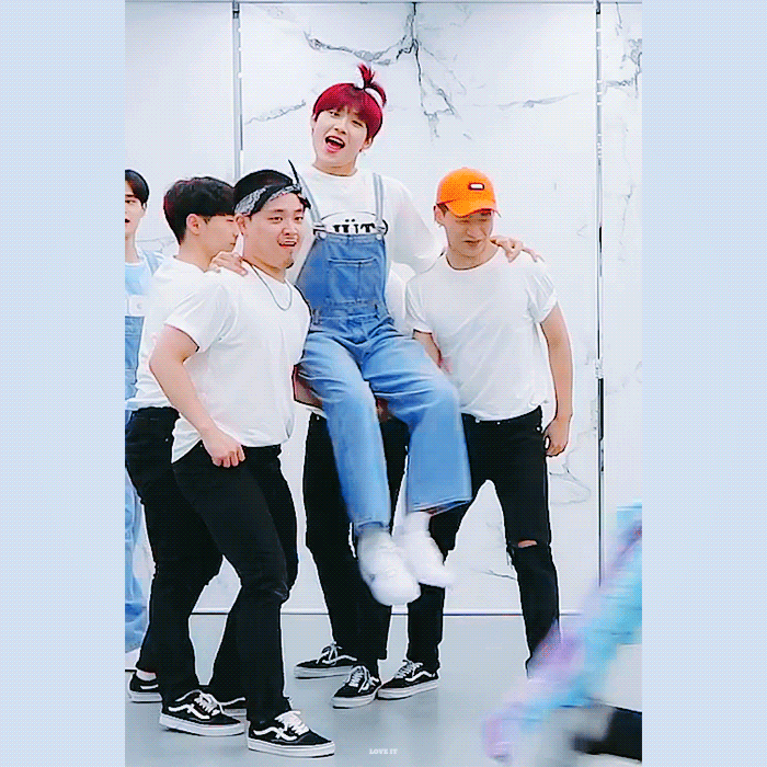 박우진 맨날 그네 기둥만하다가 타니까 짱신났음ㅋㅋㅋㅋㅋ | 인스티즈