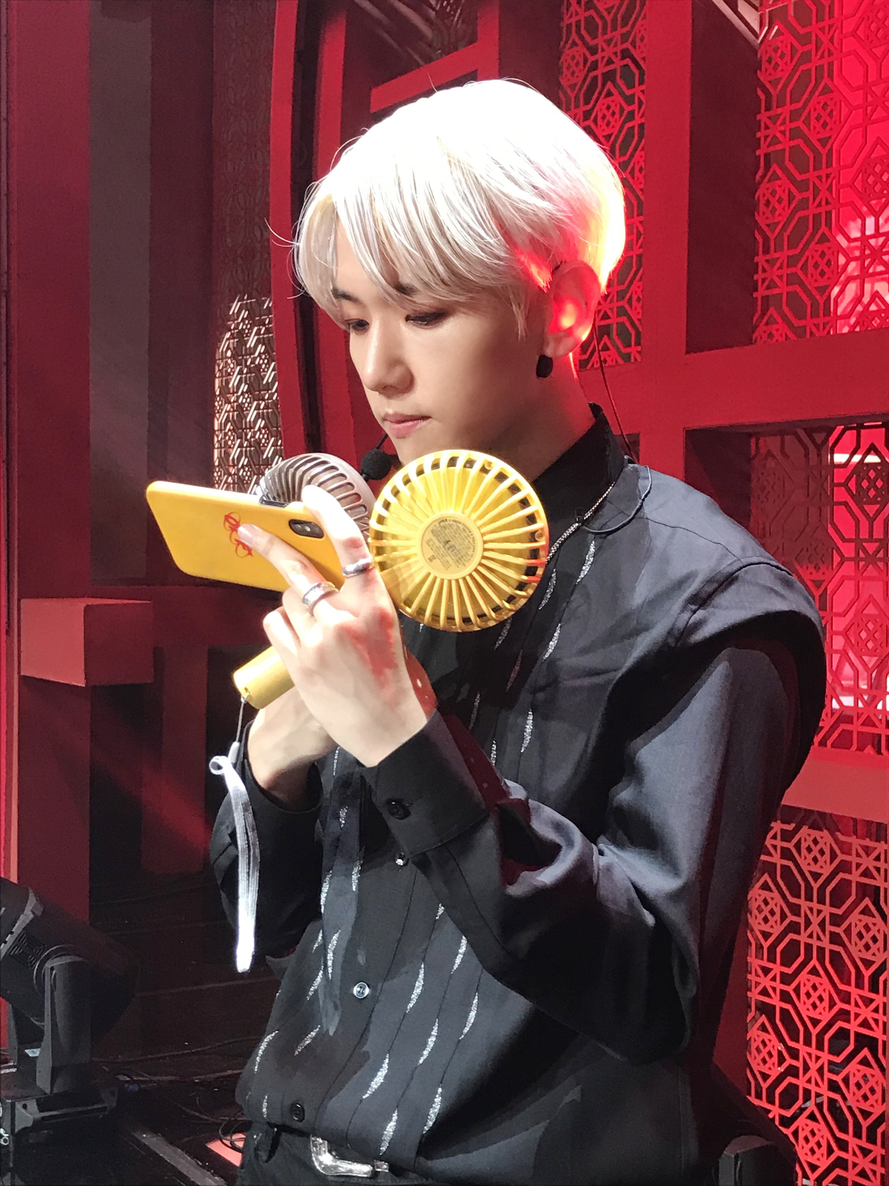 백현이 사진뜬거 미친거아닌지... | 인스티즈