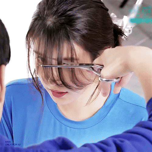 아이유랑 김수현이 찐으로 긴장한것 같은 순간.gif | 인스티즈