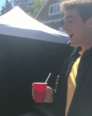 할리우드는 대단하다고 느낀게 키싱부스 남주가 드라마 찍을때 여주가 생일 서프라이즈로 현장 찾아간적 있었는데 | 인스티즈