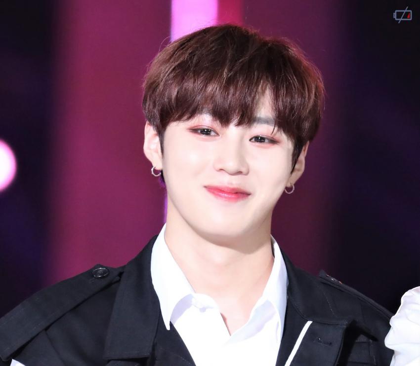 하성운 ❤️앞광대❤️ 잘 보이는 사진 있는 사람 | 인스티즈