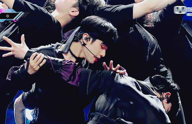 에이비식스 동현 엠카 엔딩 때 걍 서있는데 난리났잖아 잘생겼다고ㅋㅋㅋㅋ | 인스티즈