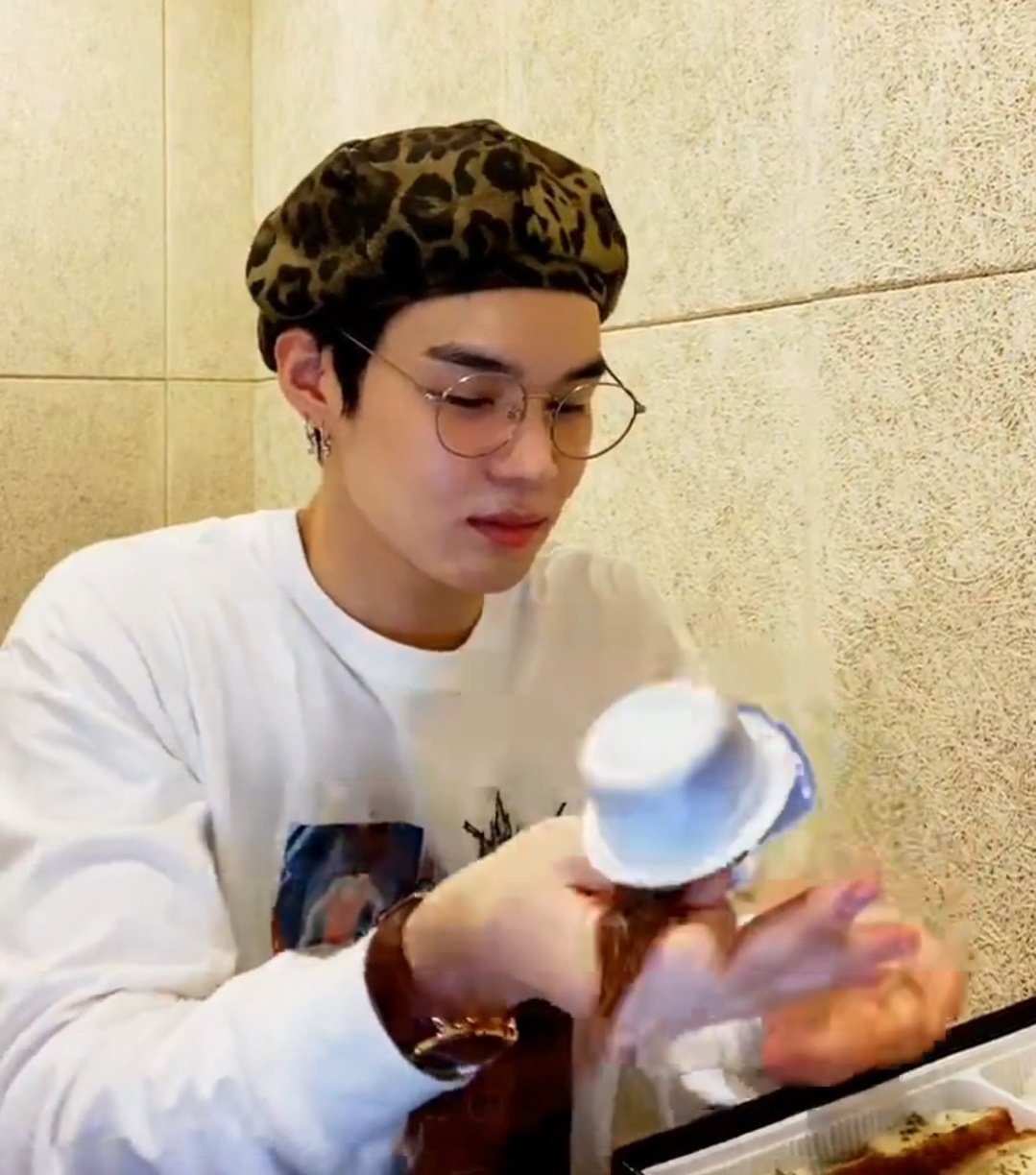 브이앱하다가 실시간으로 노트북 고장내는 아이돌 | 인스티즈