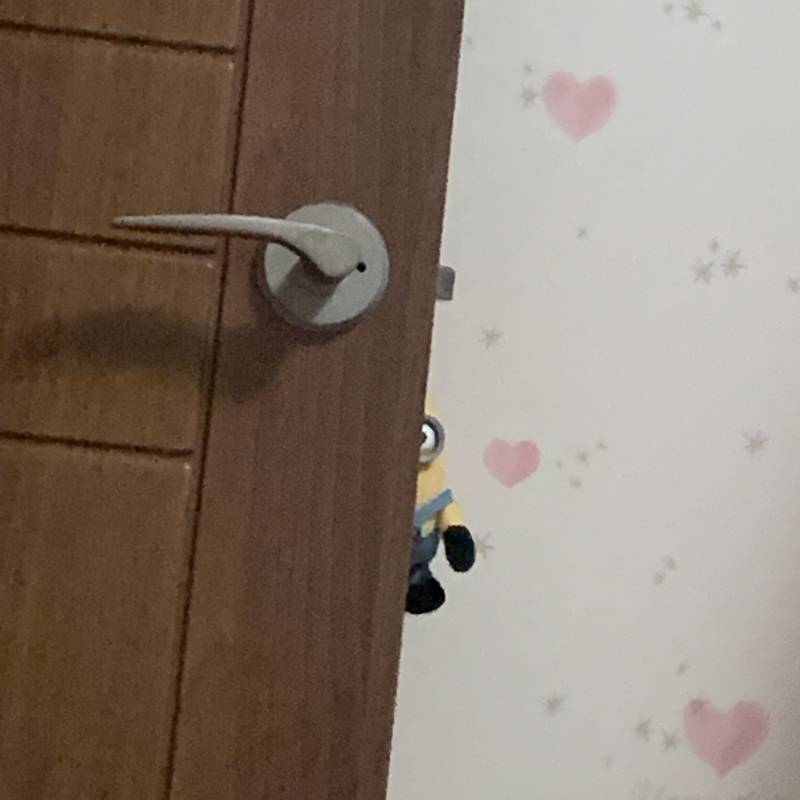 내 방 문 뒤에 어떤 애가 눈 똥그랗게 치켜뜨고 쳐다봐 무서워 | 인스티즈