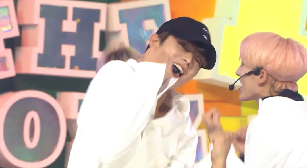 나 예전에 이 무대 본 기억이 나 그때 왜 저 친구는 무대에서 볼캡을 눌러쓰고있나했는데 | 인스티즈