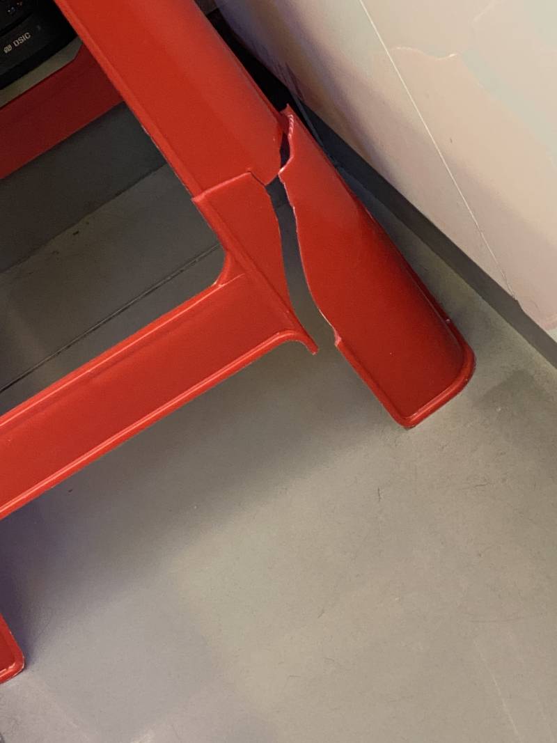 ㉵ 편순익 의자 깨먹었는데 우짬,,,,, | 인스티즈