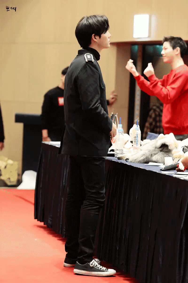 하 이거 제복 벗고 라이더자켓 나오니까 팬들이 환호해서 웃는 거래... | 인스티즈