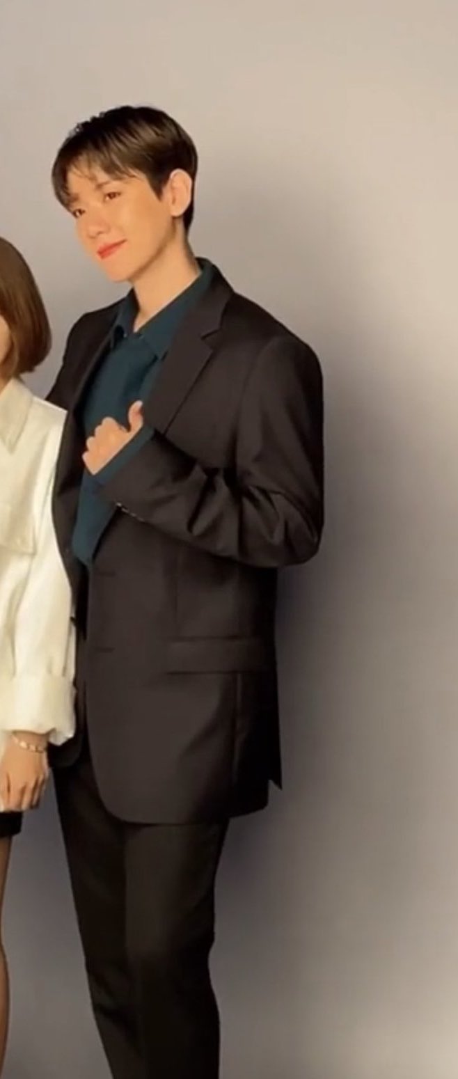 백현 다리 진짜 길고 얼굴도 조그매ㅠ | 인스티즈