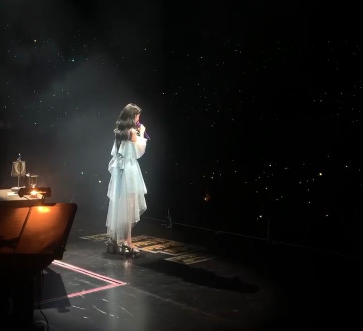 우주 속에 있는 아이유 같다 | 인스티즈