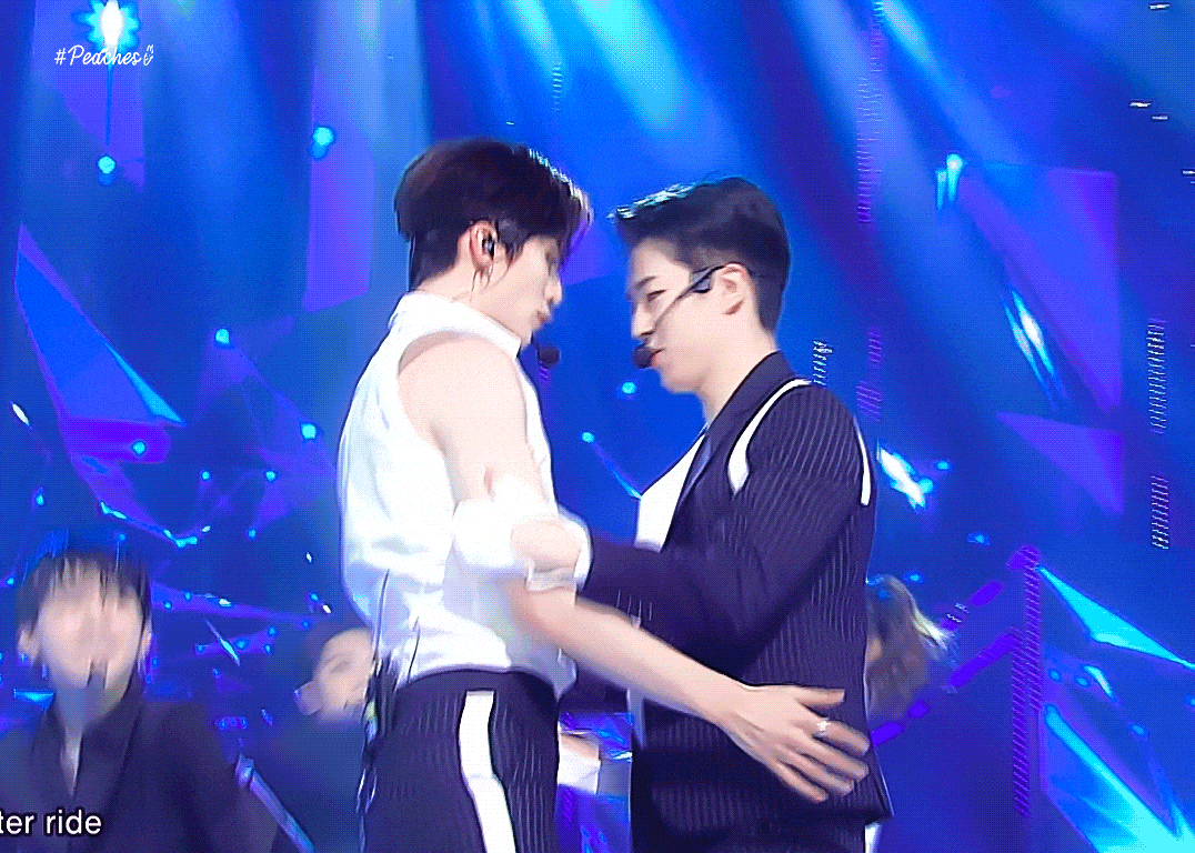 무대에서 앙드레김선생님 패션쇼 하는 아이돌 | 인스티즈