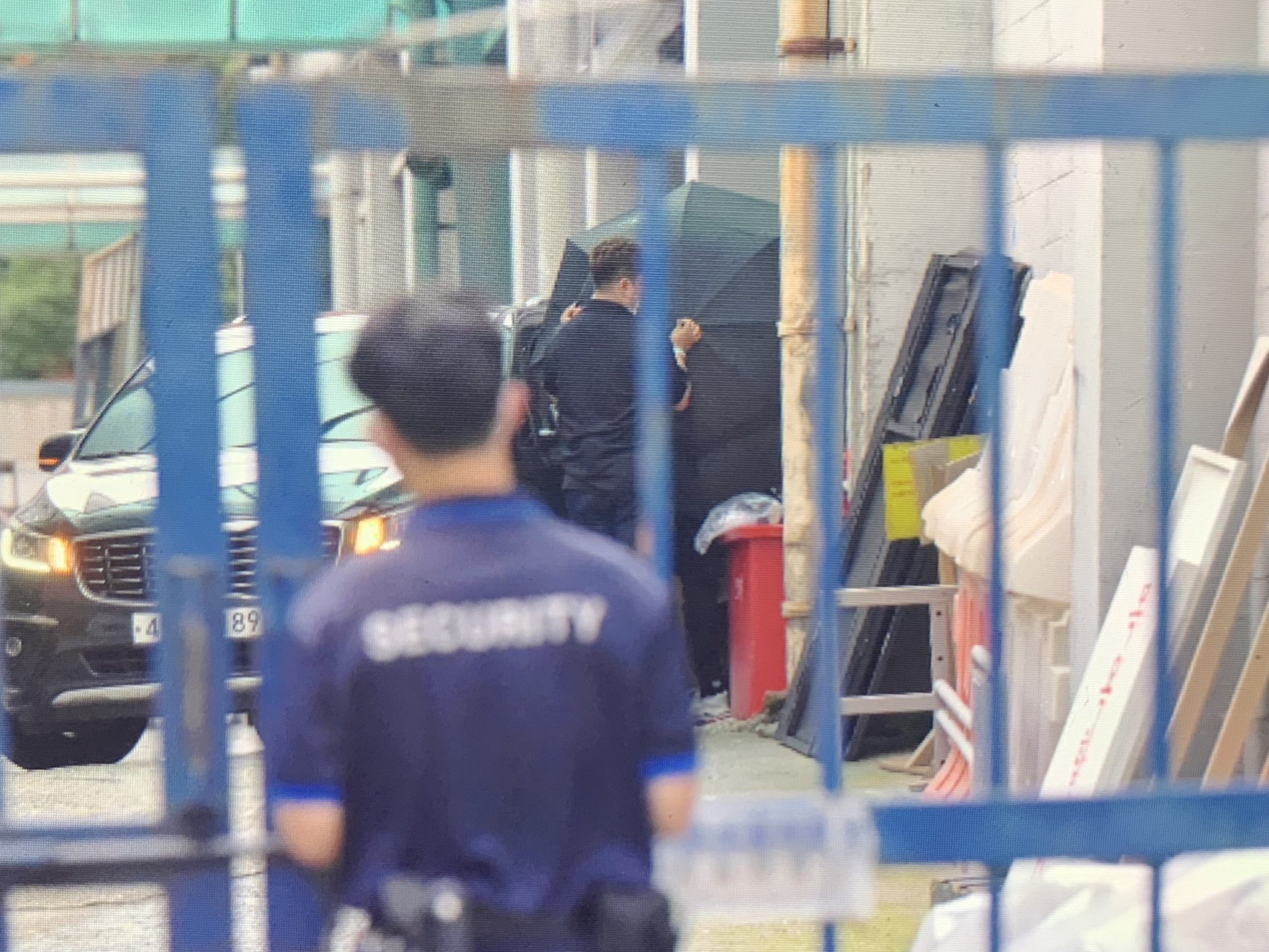 아니 머리가 어떻길래 이렇게까지 숨기는 거지 | 인스티즈