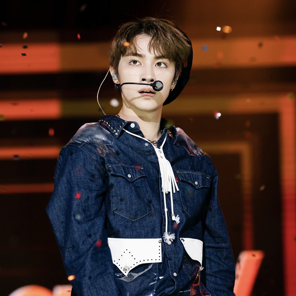 엥 누가 무대에 흰색 아이라이너를 그리고 올라가?; | 인스티즈