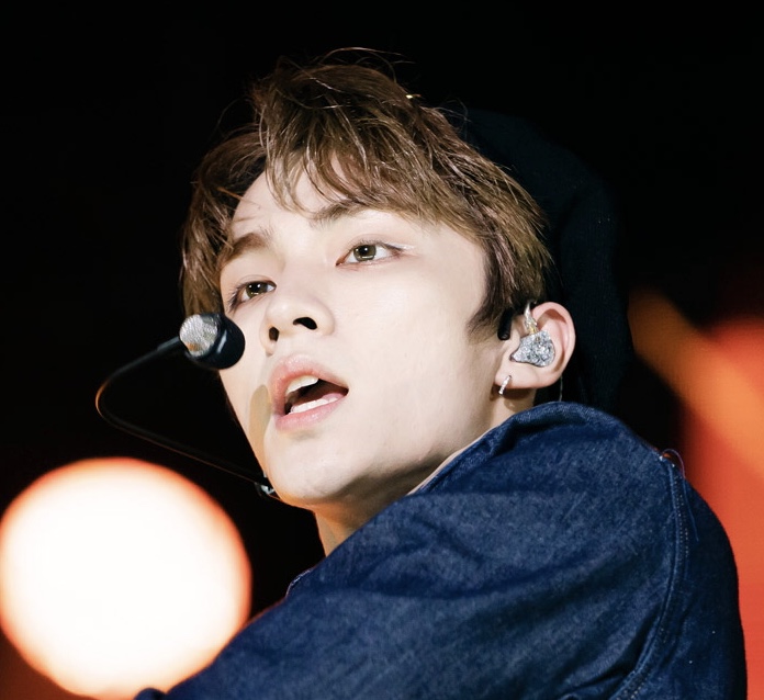 엥 누가 무대에 흰색 아이라이너를 그리고 올라가?; | 인스티즈