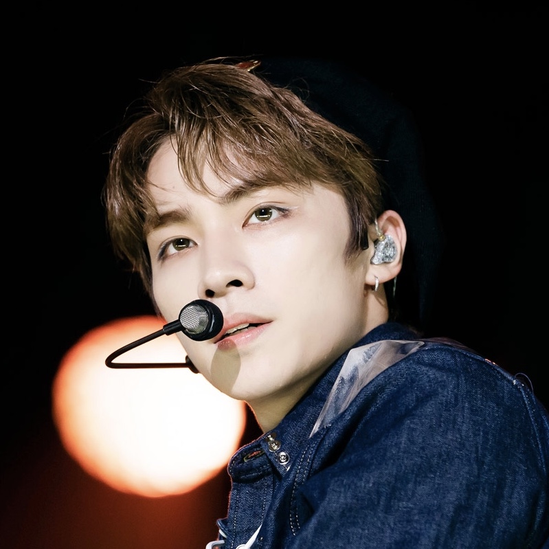 엥 누가 무대에 흰색 아이라이너를 그리고 올라가?; | 인스티즈