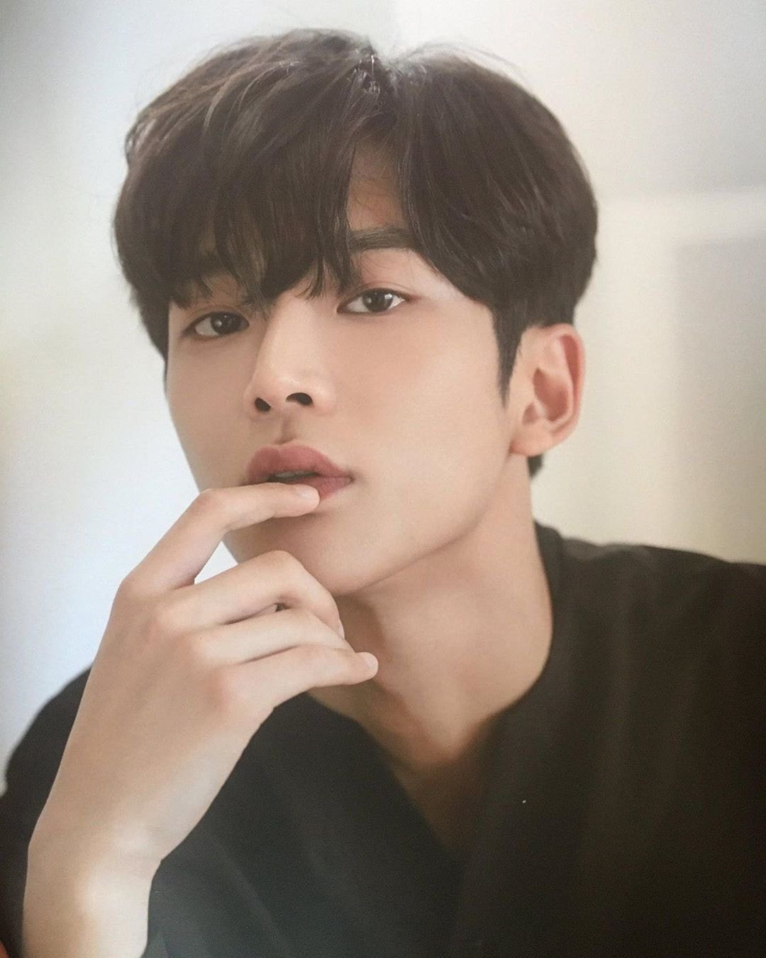 내눈에만 아이돌중에 이사람 젤 잘생긴거 같애? | 인스티즈