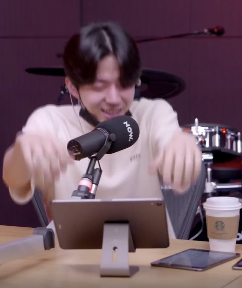 데식 도운 학생 때 싸움 말리는데 친구들 덩치 커서 이렇게 걸쳐져있었대 | 인스티즈