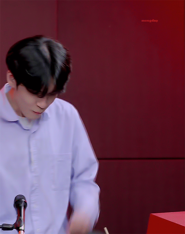 팬들한테 라이브연주 들려주고싶다고 사인보내는 데이식스 원필 | 인스티즈