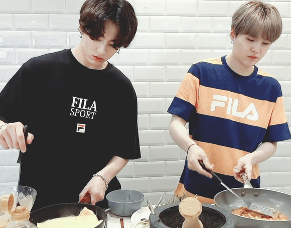 아까 달방 끝나고 슈가 결국 본인이 다시 김치부침개 만들어서 해먹음ㅋㅋㅋㅋㅋㅋㅋㅋㅋㅋ | 인스티즈