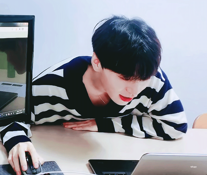 브이넥 니트 입고 노출있는 옷 입었다고 하는게 어이없고 귀여워 | 인스티즈