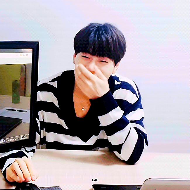 브이넥 니트 입고 노출있는 옷 입었다고 하는게 어이없고 귀여워 | 인스티즈