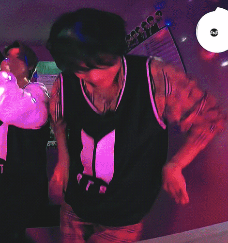 오늘자 올라온 방탄 뷔 노래방 부스에서 춤추는 곰도리 | 인스티즈