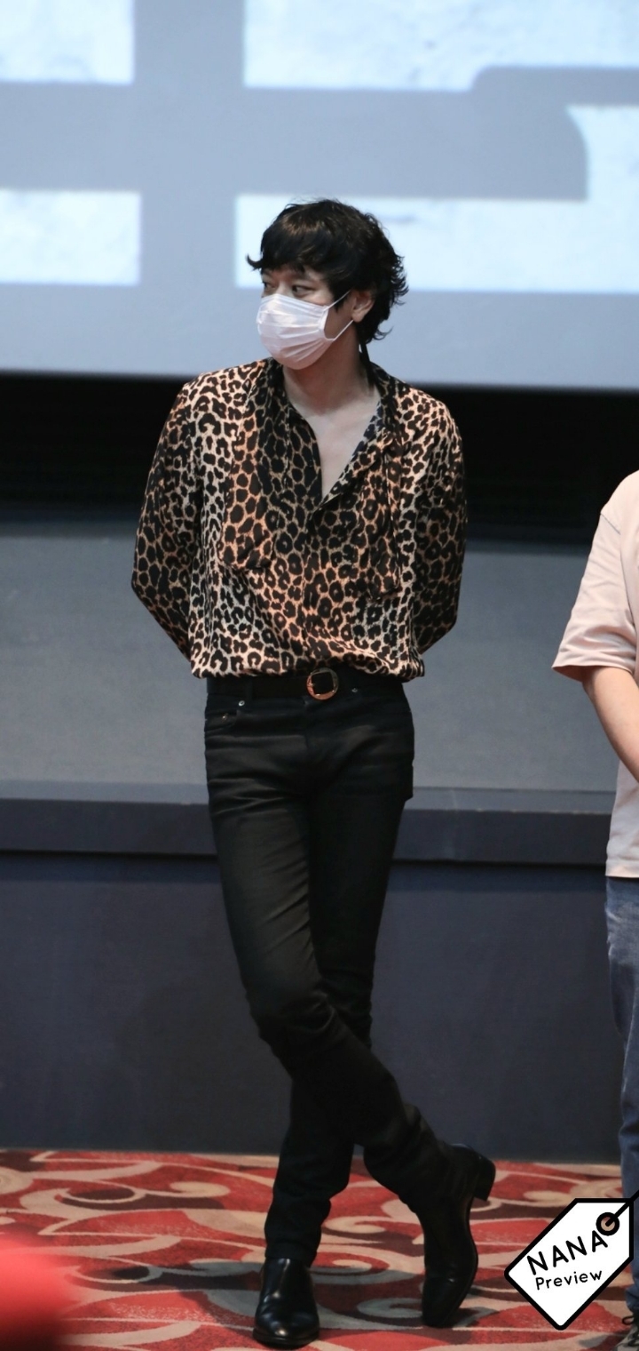 강동원...레오파드셔츠...바죽가지...마스크를썼다벗었다... | 인스티즈